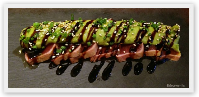 Tataki de atún con crema de aguacate